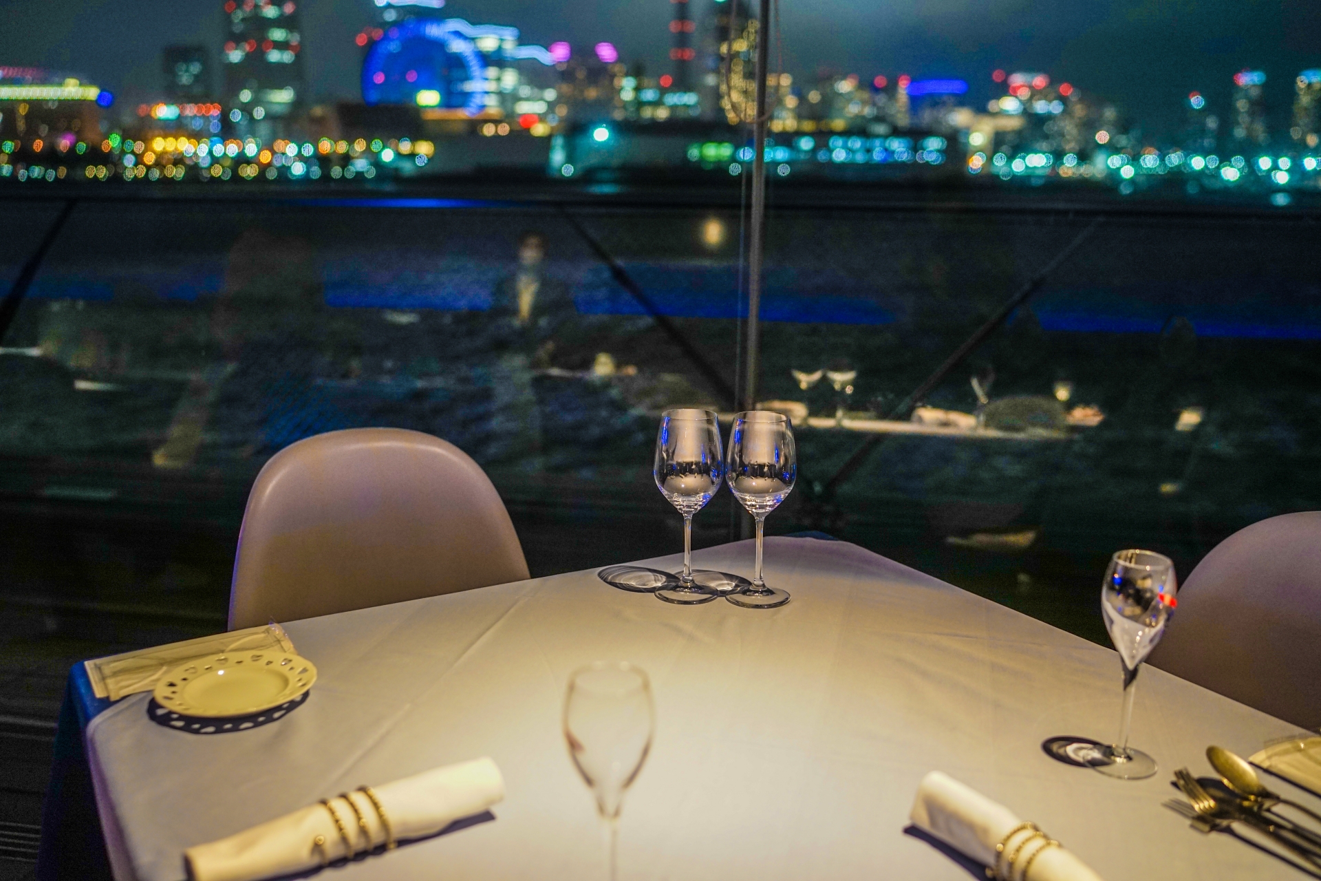 夜景の見えるレストランテーブル