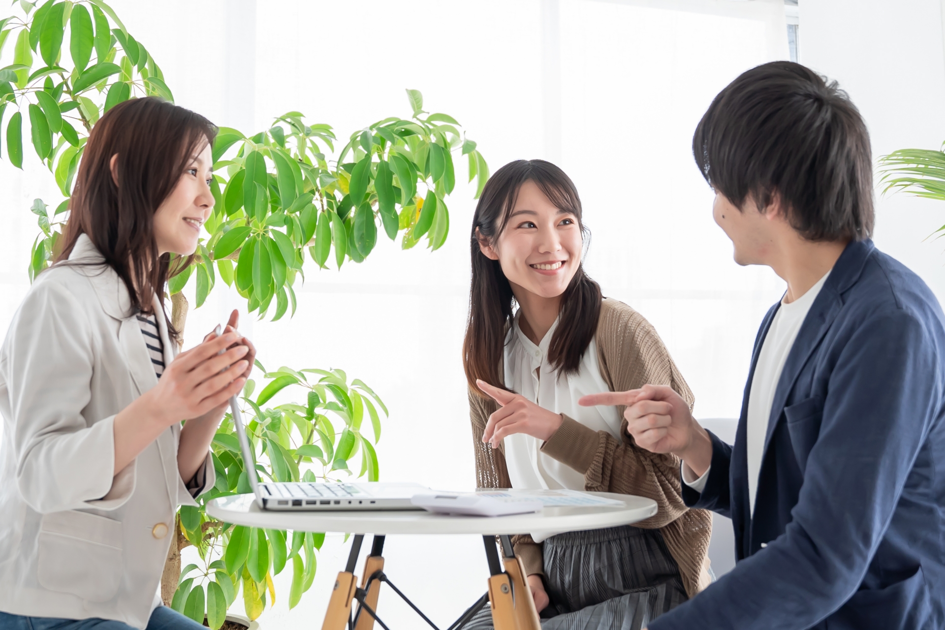 相談するカップル