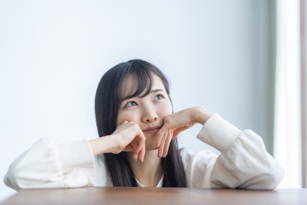 悩む女性