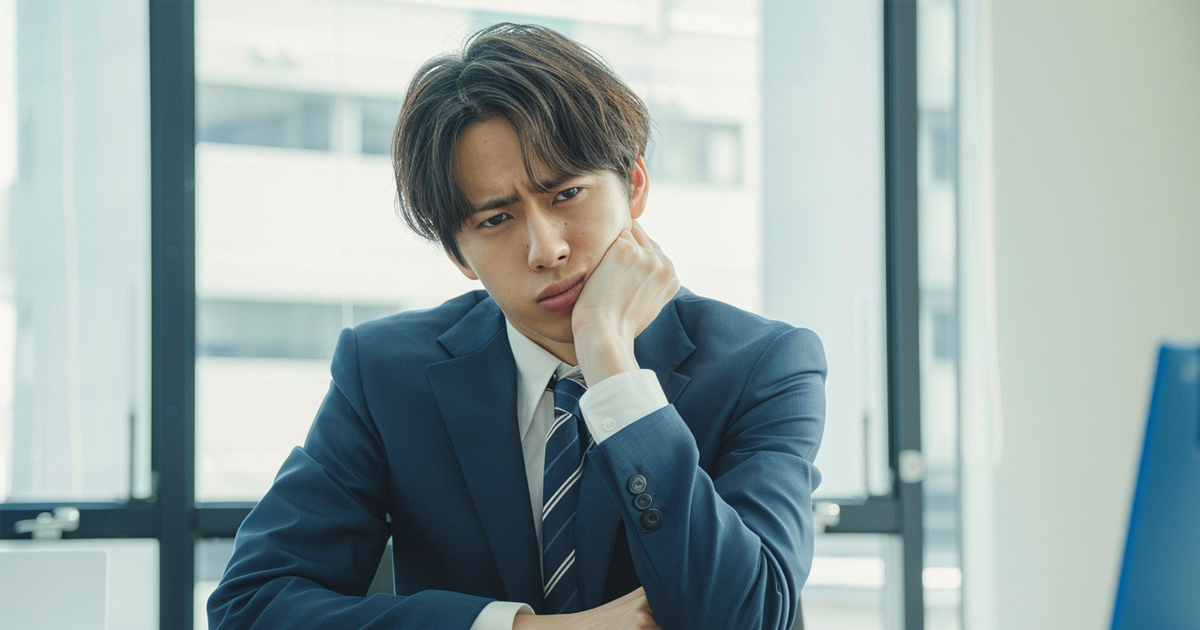 悩んでいるスーツを着た男性