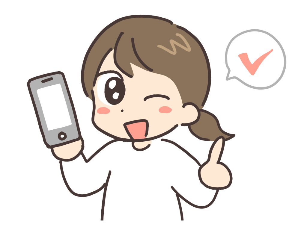 スマホを片手に笑顔の女性