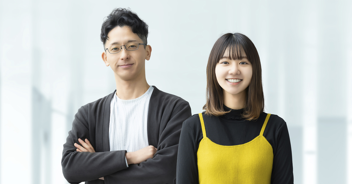 眼鏡をかけて腕を組んだ男性と女性