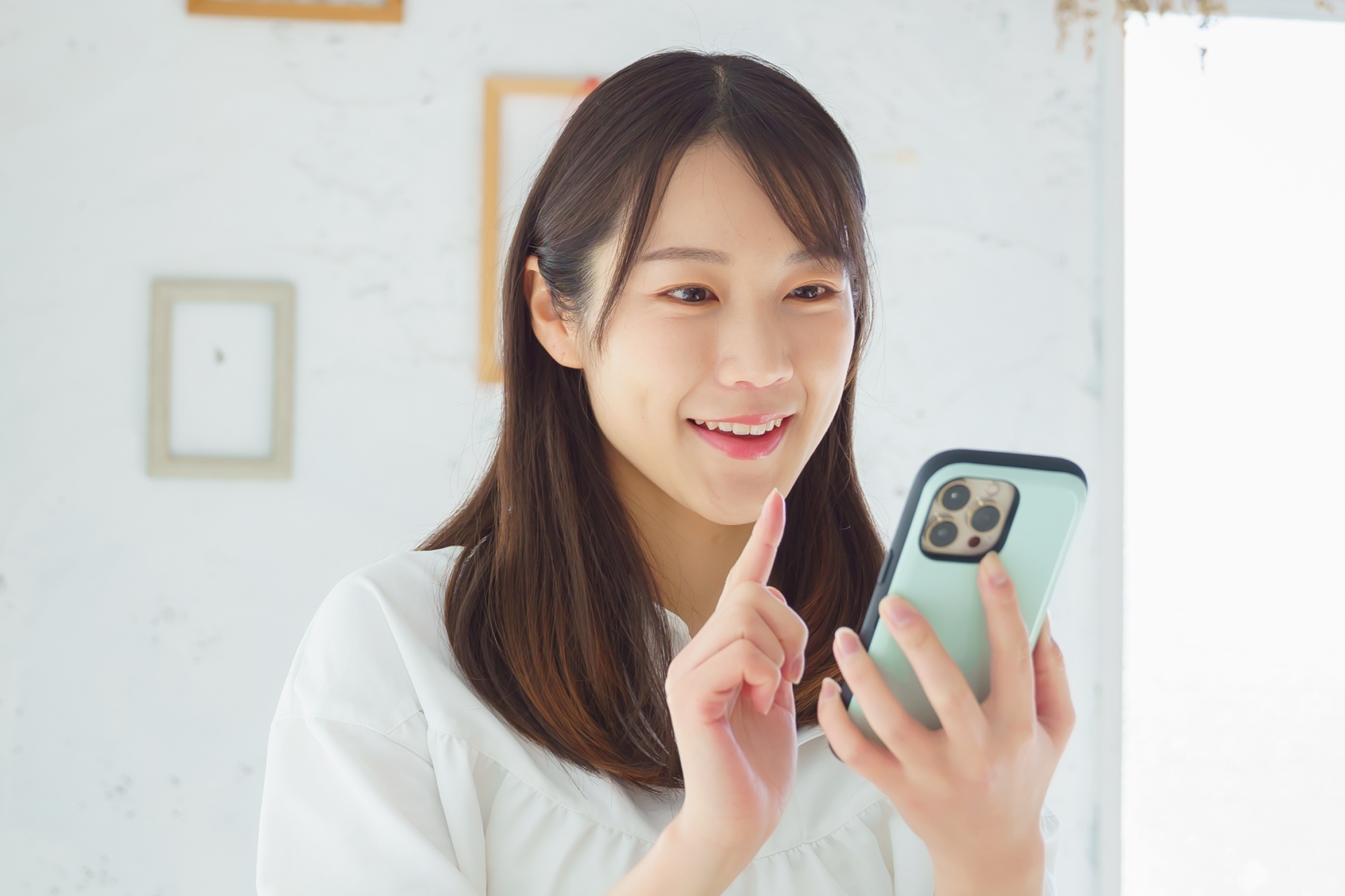 スマホを見る女性